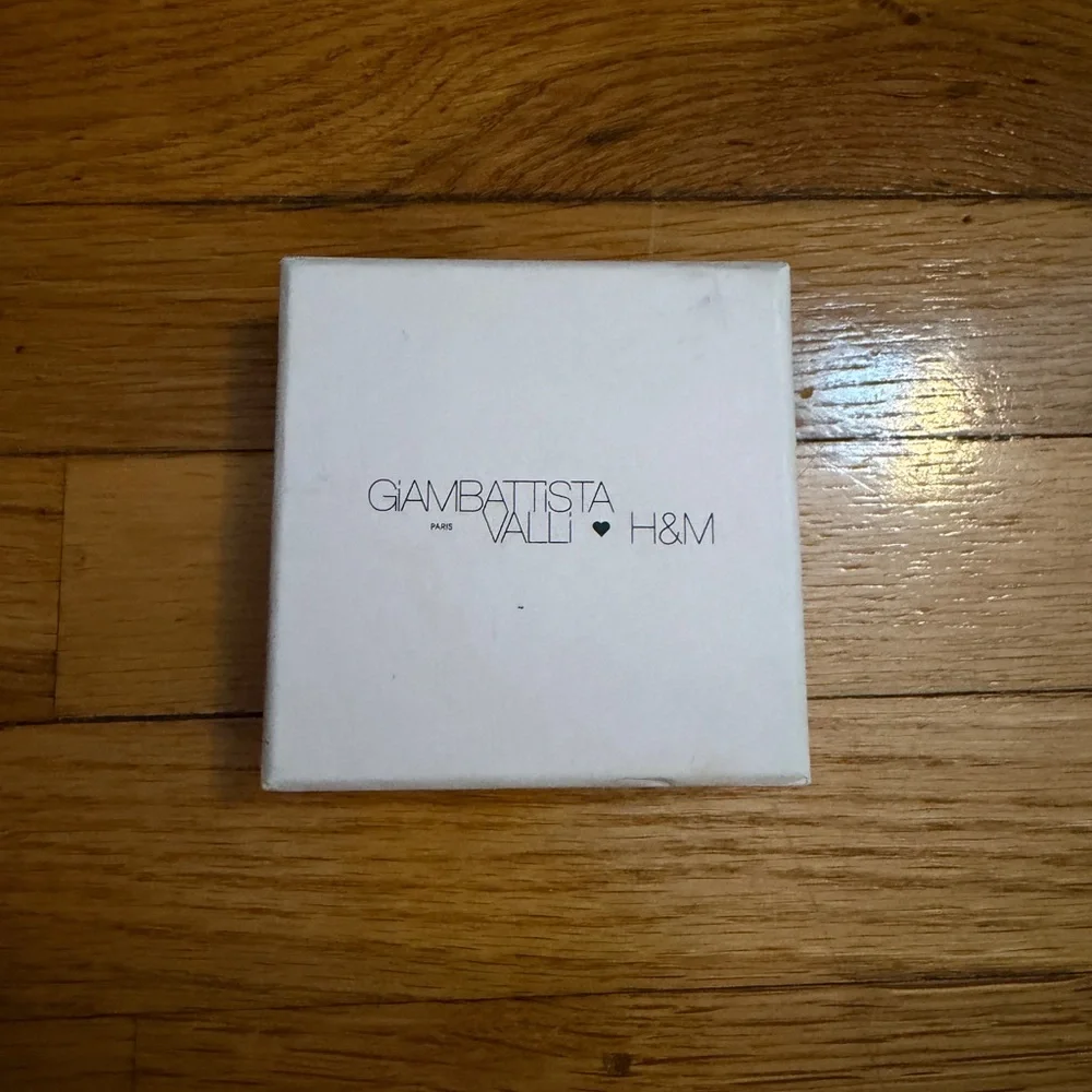 Giambattista Valli x H&M Pearl & Crystal Drop Earrings – Boxed - Picture 7 of 8